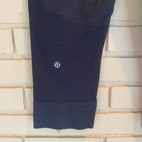 Lululemon Women's Size 8 Black Seamlessly Street Crop Leggings Pant Compression - Picture 3 of 6